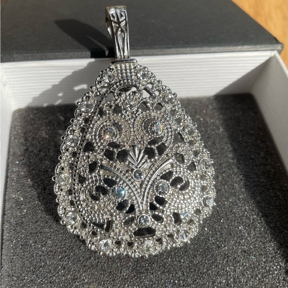 Premier Designs Unbelievable Retired Pendant